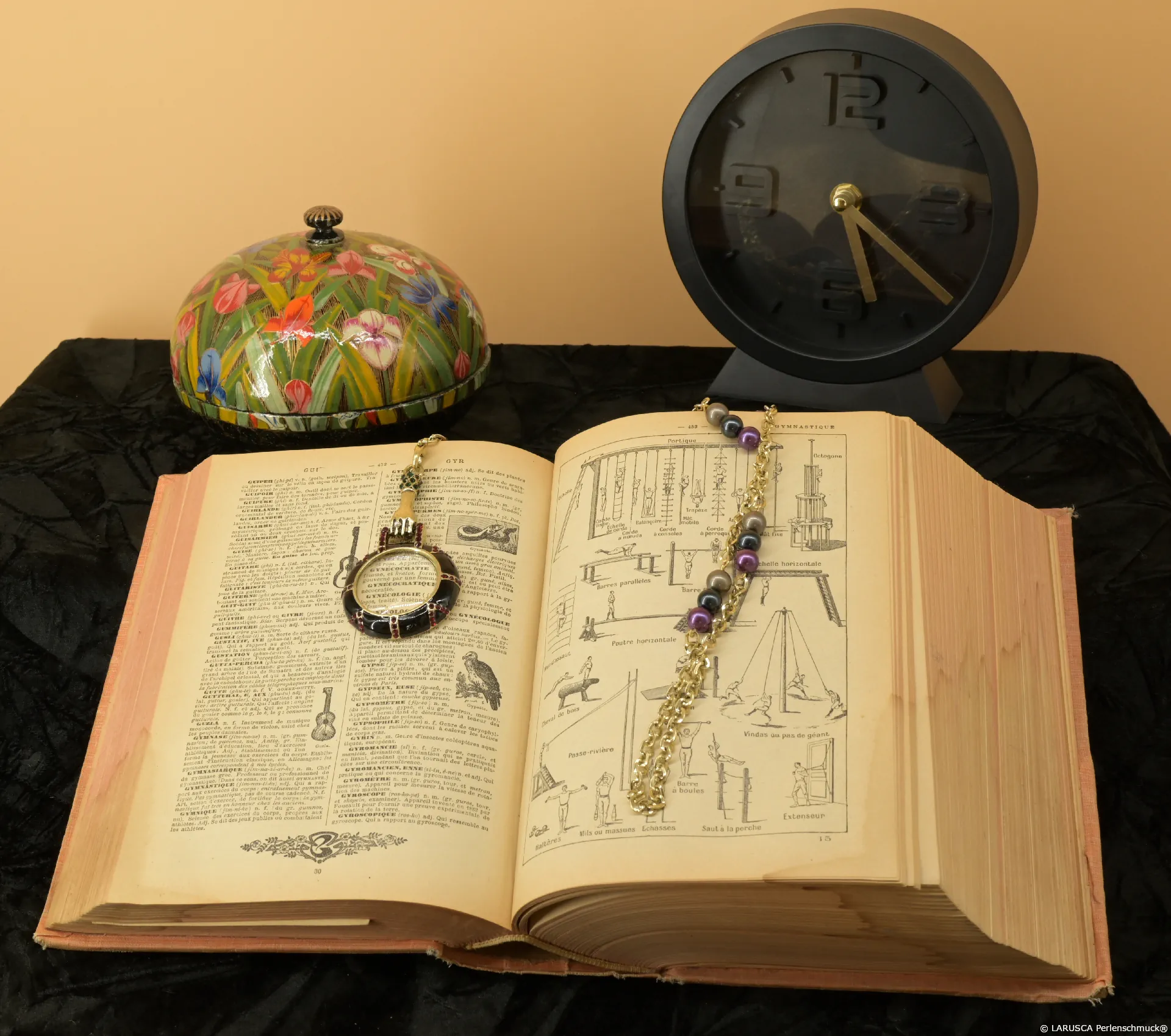 Perlenkette auf dem "Petit Larousse"