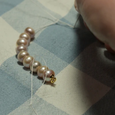 Bei LARUSCA Perlenschmuck® wird jede Perle einzeln von Hand geknüpft. Das ist ein Qualitätsmerkmal.