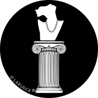 Eine Schmuckbüste mit Perlenkette auf einer antiken, griechischen Säule.