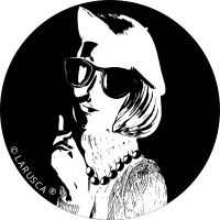 Eine moderne und selbstbewusste Frau die eine Perlenkette von LARUSCA Perlenschmuck trägt