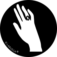 LARUSCA Perlenschmuck® Onlineshop - Fingerringe - RInge  gezeichnete Hand mit Fingerring