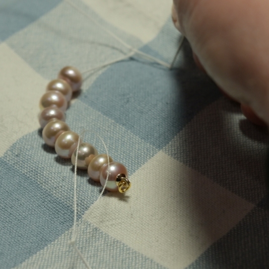 Bei LARUSCA Perlenschmuck® wird jede Perle einzeln von Hand verknüpft. Das ist ein Qualitätsmerkmal.