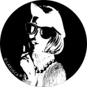 Eine moderne und selbstbewusste Frau die eine Perlenkette von LARUSCA Perlenschmuck trägt