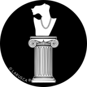 Eine Schmuckbüste mit Perlenkette auf einer antiken, griechischen Säule.