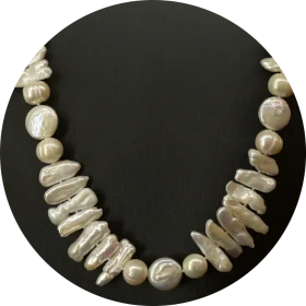Perlenkette «Biwa in Weiss»
Biwa & Coin Weiss