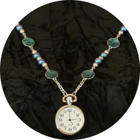 Perlenkette «Meereszeit»
Perlenkette mit Taschenuhr